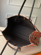 LV CRAFTY ONTHEGO GM CRÈME ET MONOGRAMME ROUGE TOILE GÉANTE