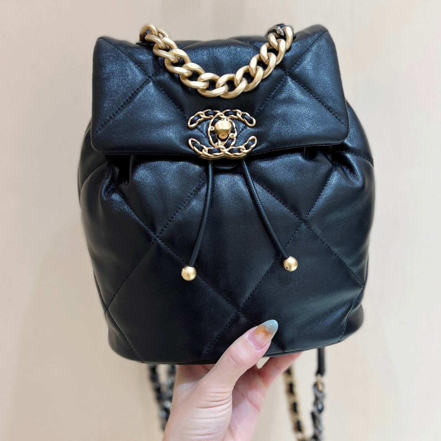 Sac à dos CC 19 26 cm en cuir de chèvre noir avec fermetures dorées