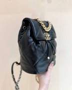 Sac à dos CC 19 26 cm en cuir de chèvre noir avec fermetures dorées