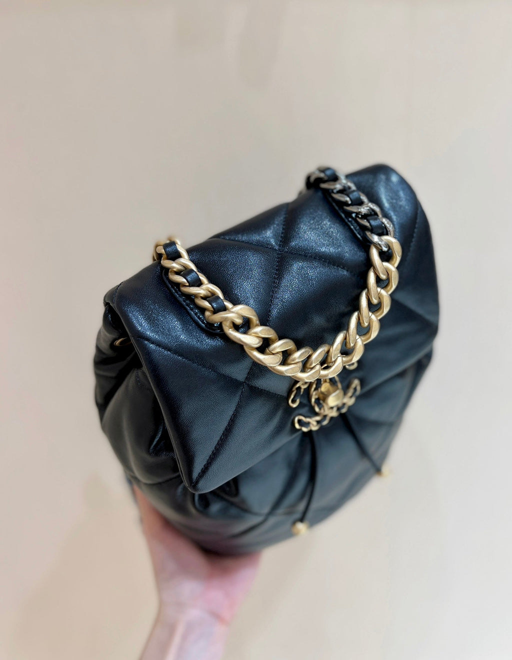 Sac à dos CC 19 26 cm en cuir de chèvre noir avec fermetures dorées