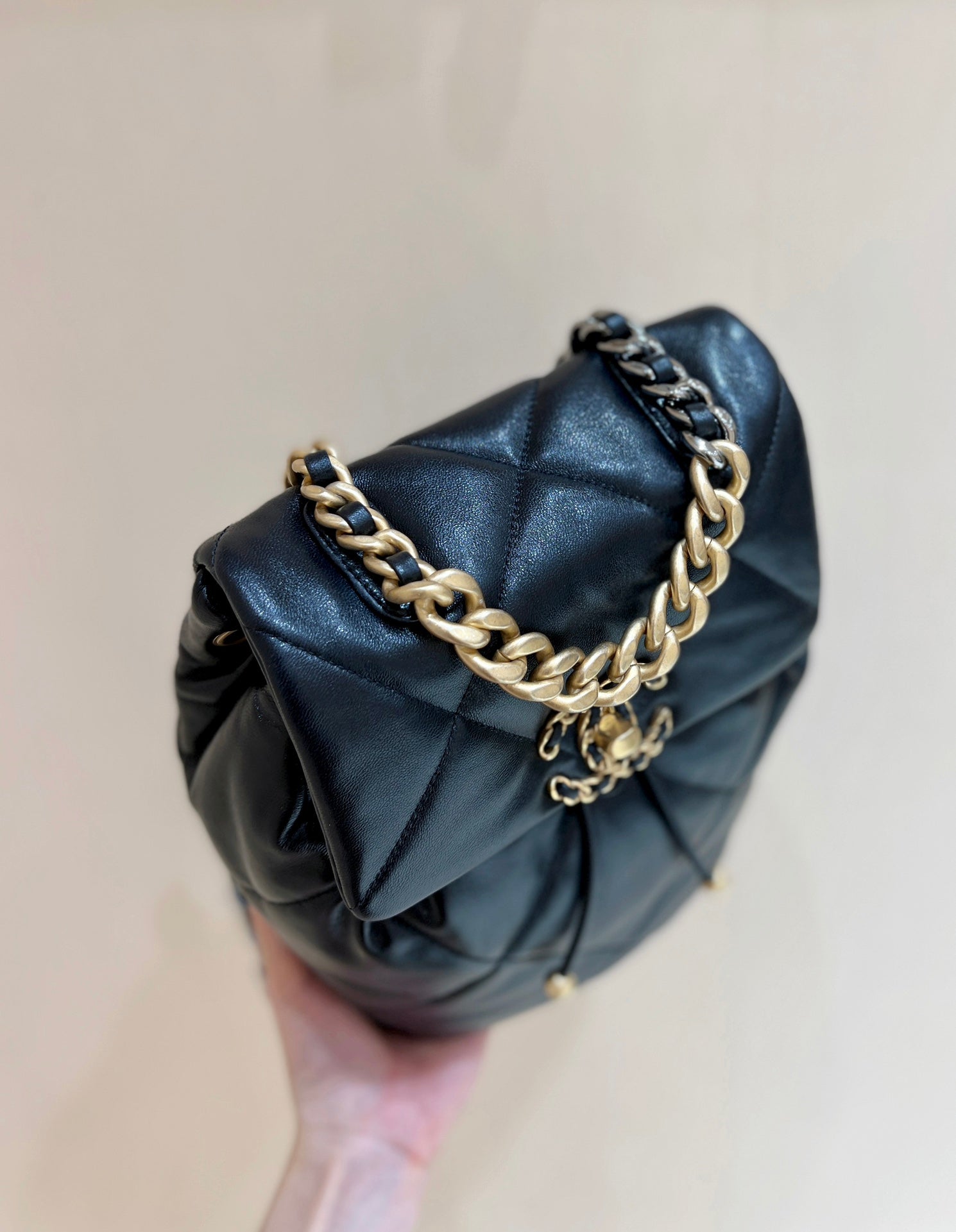 Sac à dos CC 19 26 cm en cuir de chèvre noir avec fermetures dorées