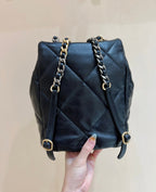 Sac à dos CC 19 26 cm en cuir de chèvre noir avec fermetures dorées