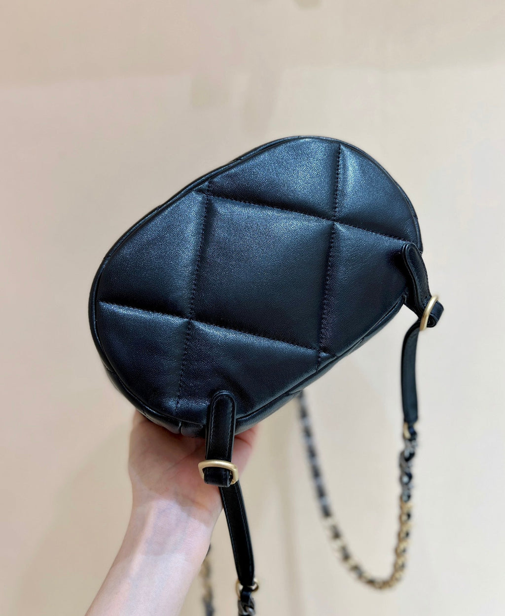 Sac à dos CC 19 26 cm en cuir de chèvre noir avec fermetures dorées