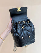 Sac à dos CC 19 26 cm en cuir de chèvre noir avec fermetures dorées