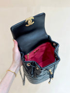 Sac à dos CC 19 26 cm en cuir de chèvre noir avec fermetures dorées