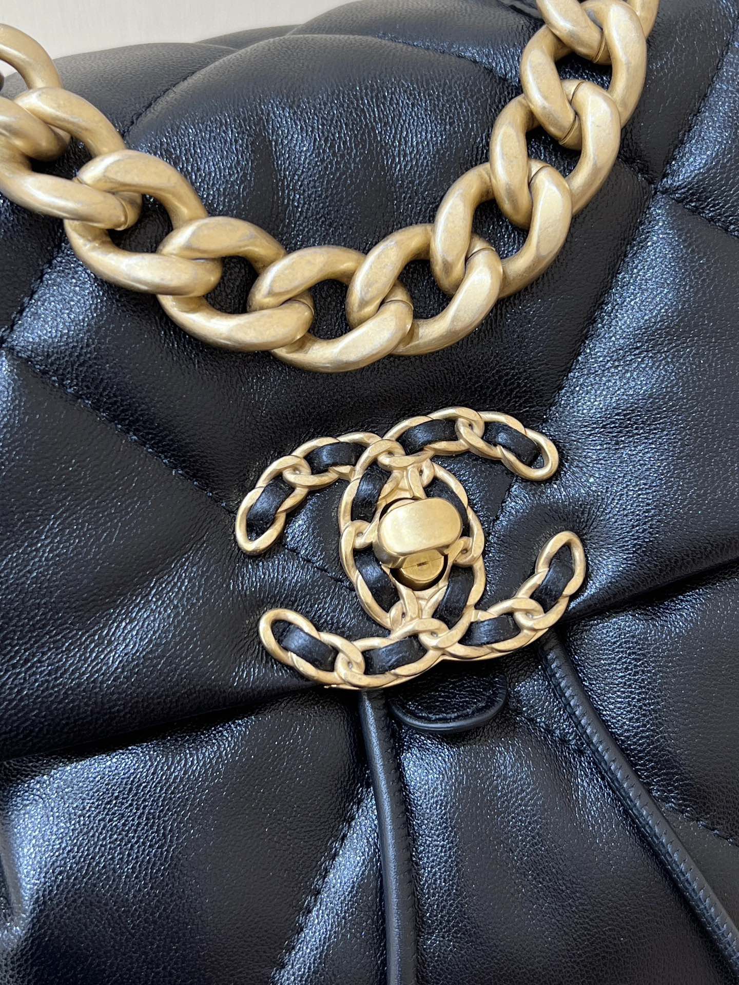 Sac à dos CC 19 26 cm en cuir de chèvre noir avec fermetures dorées