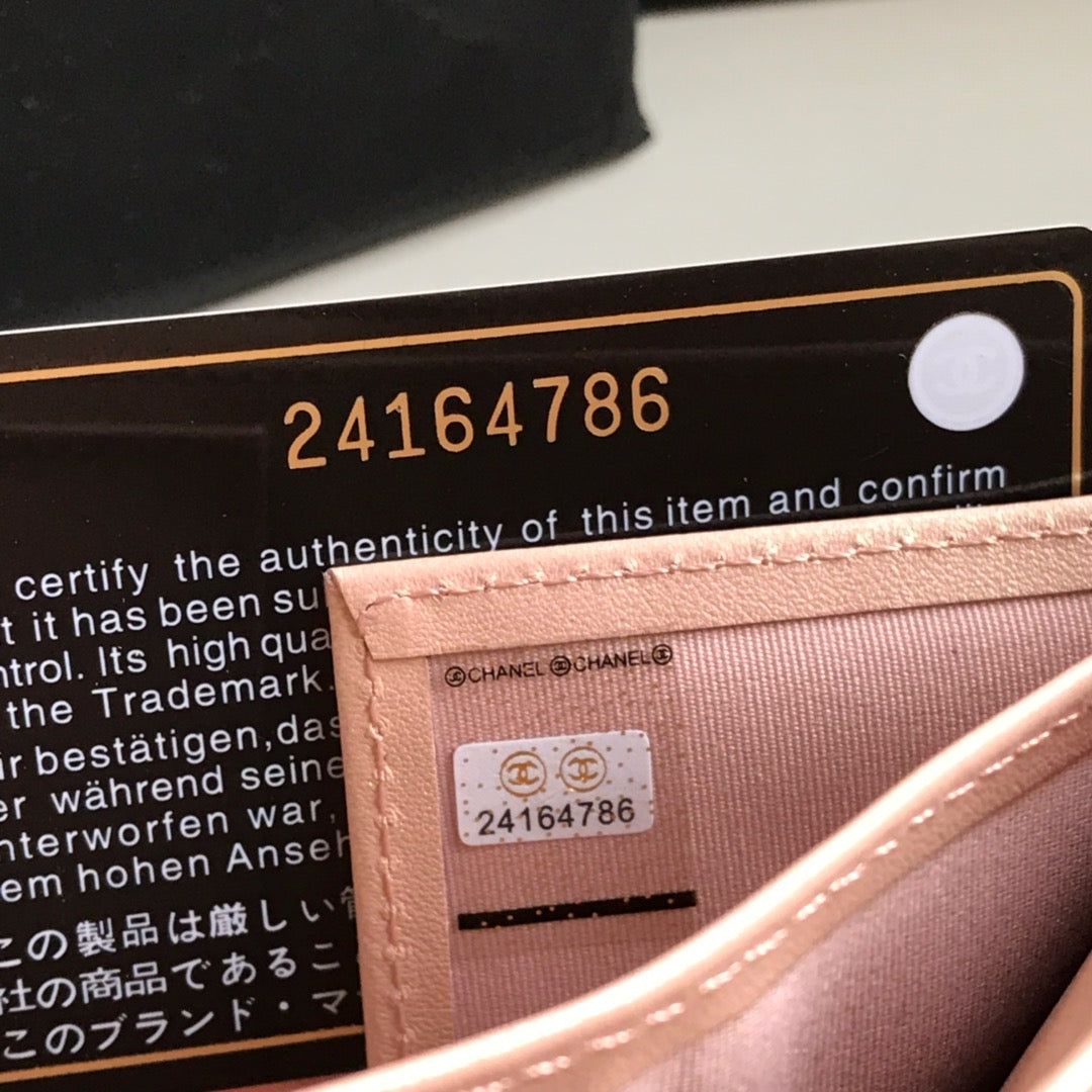 PORTE-CARTES À RABAT CC 11,5 cm ROSE PÂLE CUIR DE VEAU GRAINÉ ICÔNE DORÉE