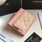 PORTE-CARTES À RABAT CC 11,5 cm ROSE PÂLE CUIR DE VEAU GRAINÉ ICÔNE DORÉE