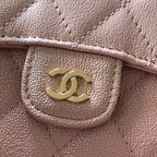 PORTE-CARTES À RABAT CC 11,5 cm ROSE PÂLE CUIR DE VEAU GRAINÉ ICÔNE DORÉE