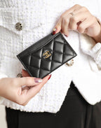 PORTE-CARTES CC 11 EN CUIR DE VEAU NOIR AVEC ICÔNE OR