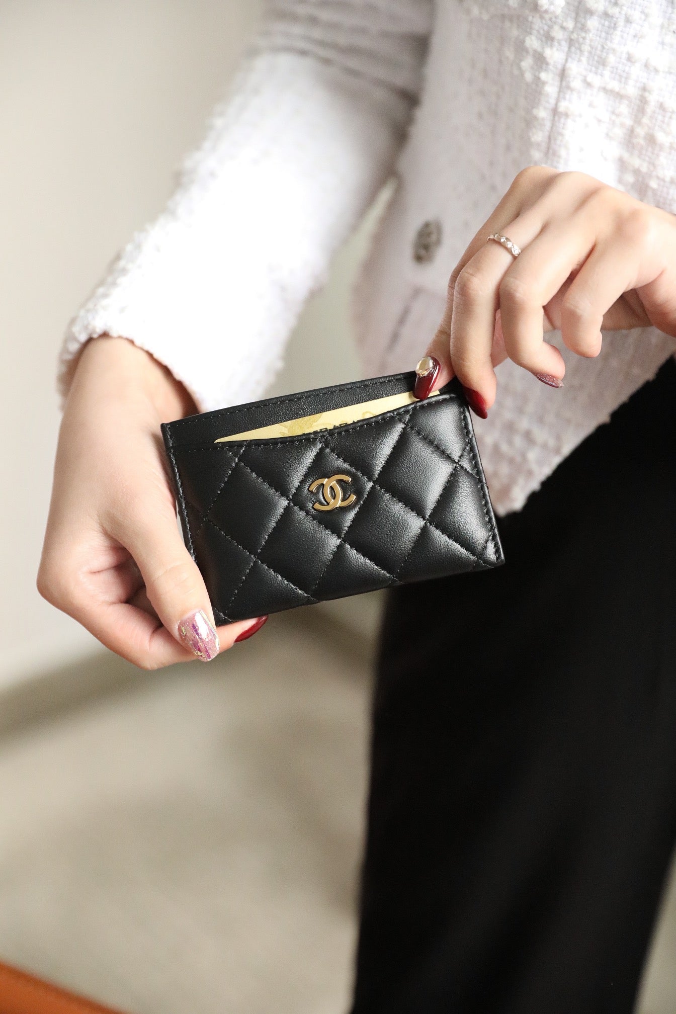 PORTE-CARTES CC 11 EN CUIR DE VEAU NOIR AVEC ICÔNE OR