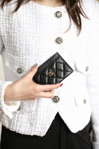 PORTE-CARTES CC 11 EN CUIR DE VEAU NOIR AVEC ICÔNE OR