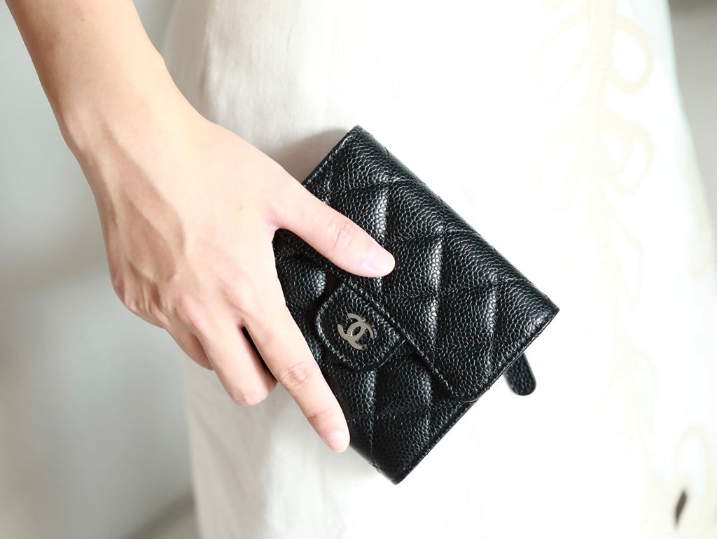 PORTE-CARTES À RABAT CC 11,5 cm EN CUIR DE VEAU GRAINÉ NOIR, ORNEMENT D'UN CODE