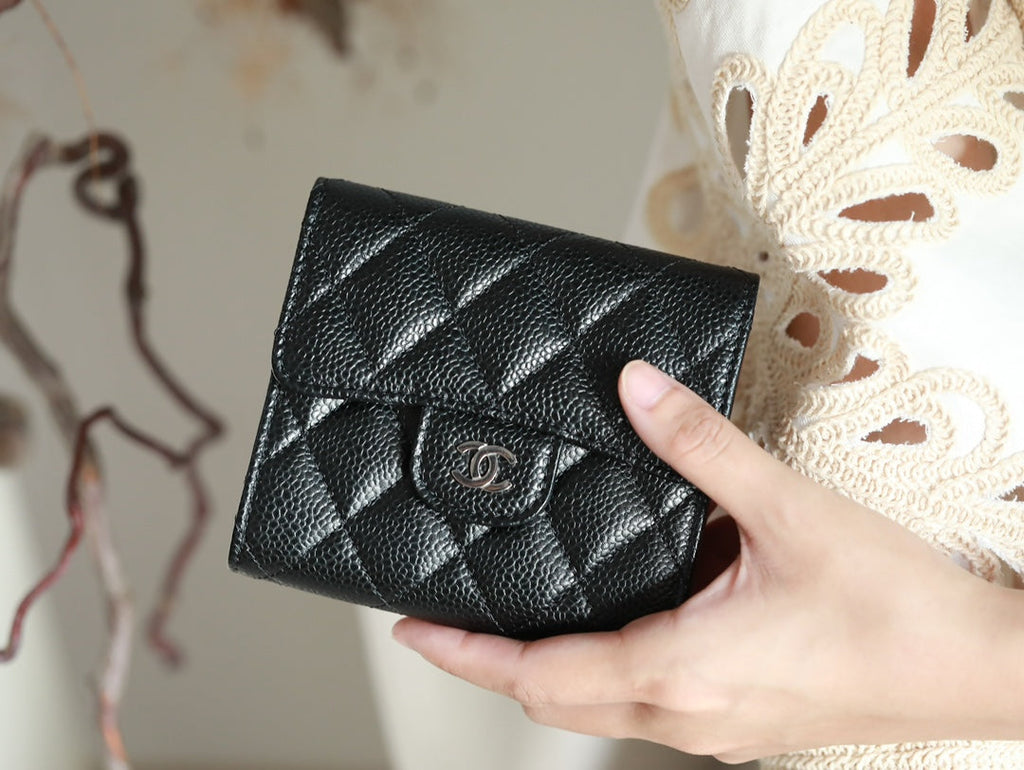 PORTE-CARTES À RABAT CC 11,5 cm EN CUIR DE VEAU GRAINÉ NOIR, ORNEMENT D'UN CODE