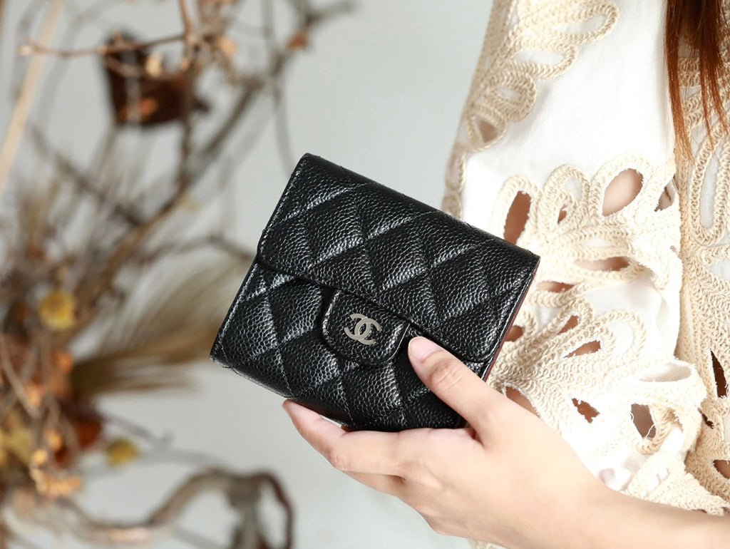 PORTE-CARTES À RABAT CC 11,5 cm EN CUIR DE VEAU GRAINÉ NOIR, ORNEMENT D'UN CODE