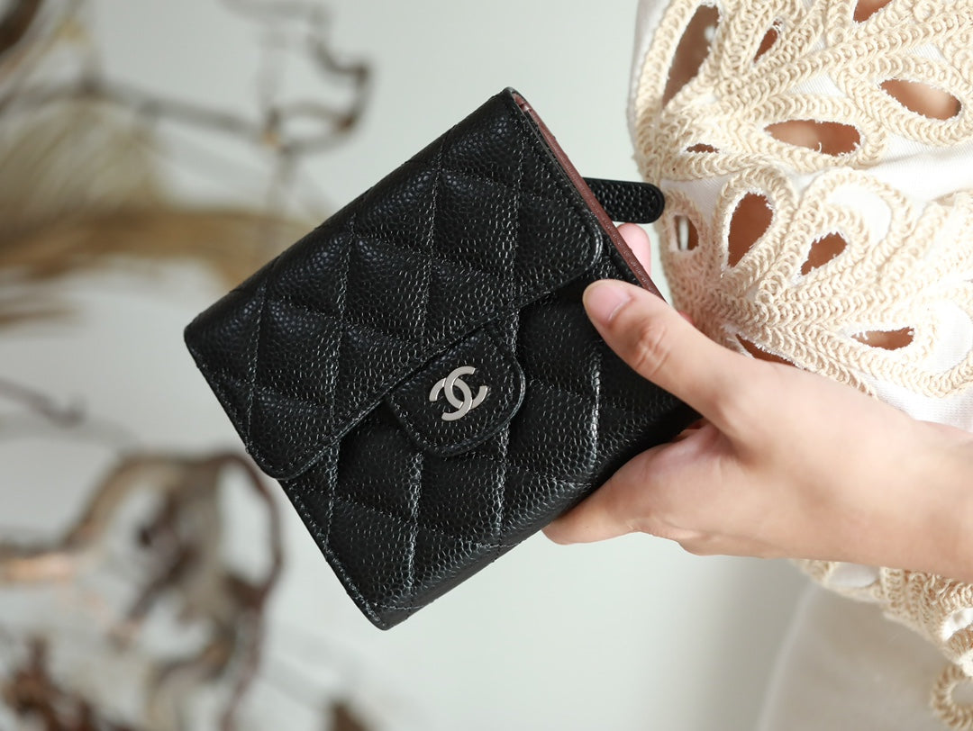 PORTE-CARTES À RABAT CC 11,5 cm EN CUIR DE VEAU GRAINÉ NOIR, ORNEMENT D'UN CODE