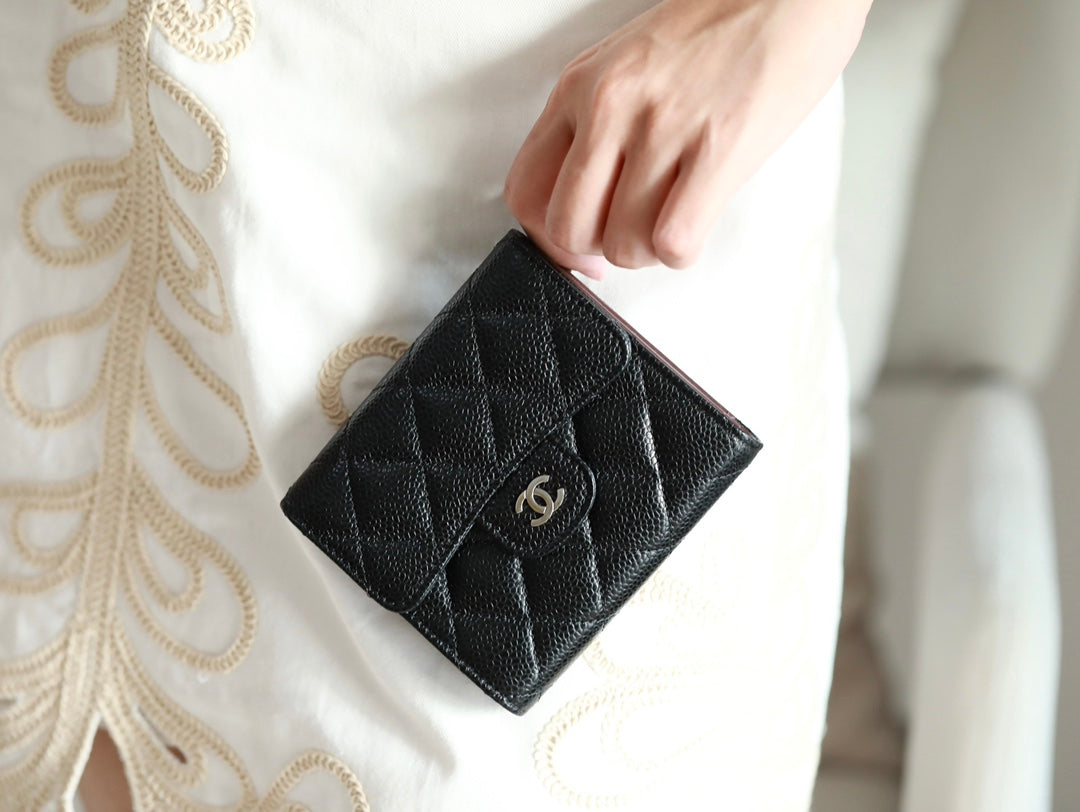 PORTE-CARTES À RABAT CC 11,5 cm EN CUIR DE VEAU GRAINÉ NOIR, ORNEMENT D'UN CODE