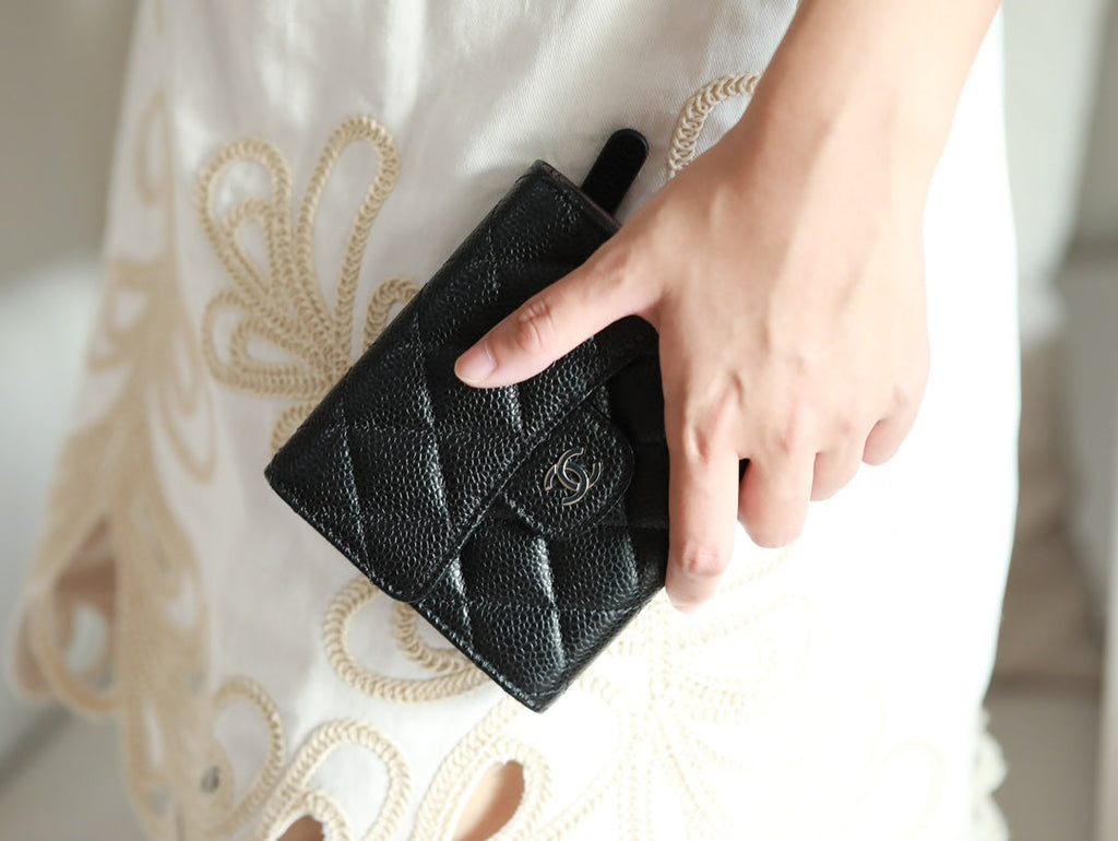 PORTE-CARTES À RABAT CC 11,5 cm EN CUIR DE VEAU GRAINÉ NOIR, ORNEMENT D'UN CODE