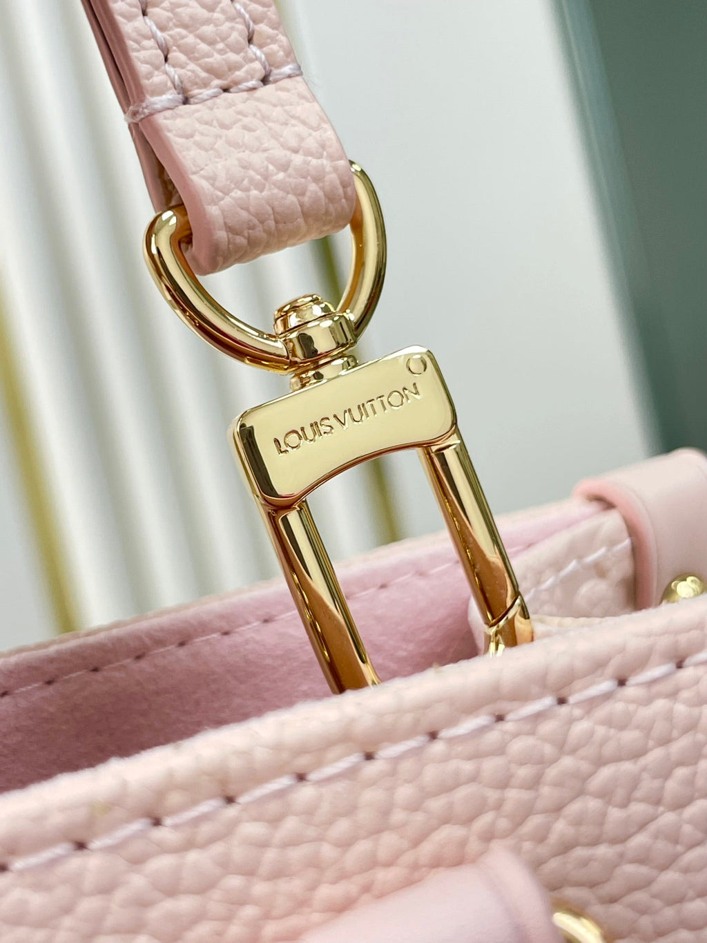ONTHEGO PM 25 EN CUIR EMPREINTE MONOGRAMME ROSE OPALE