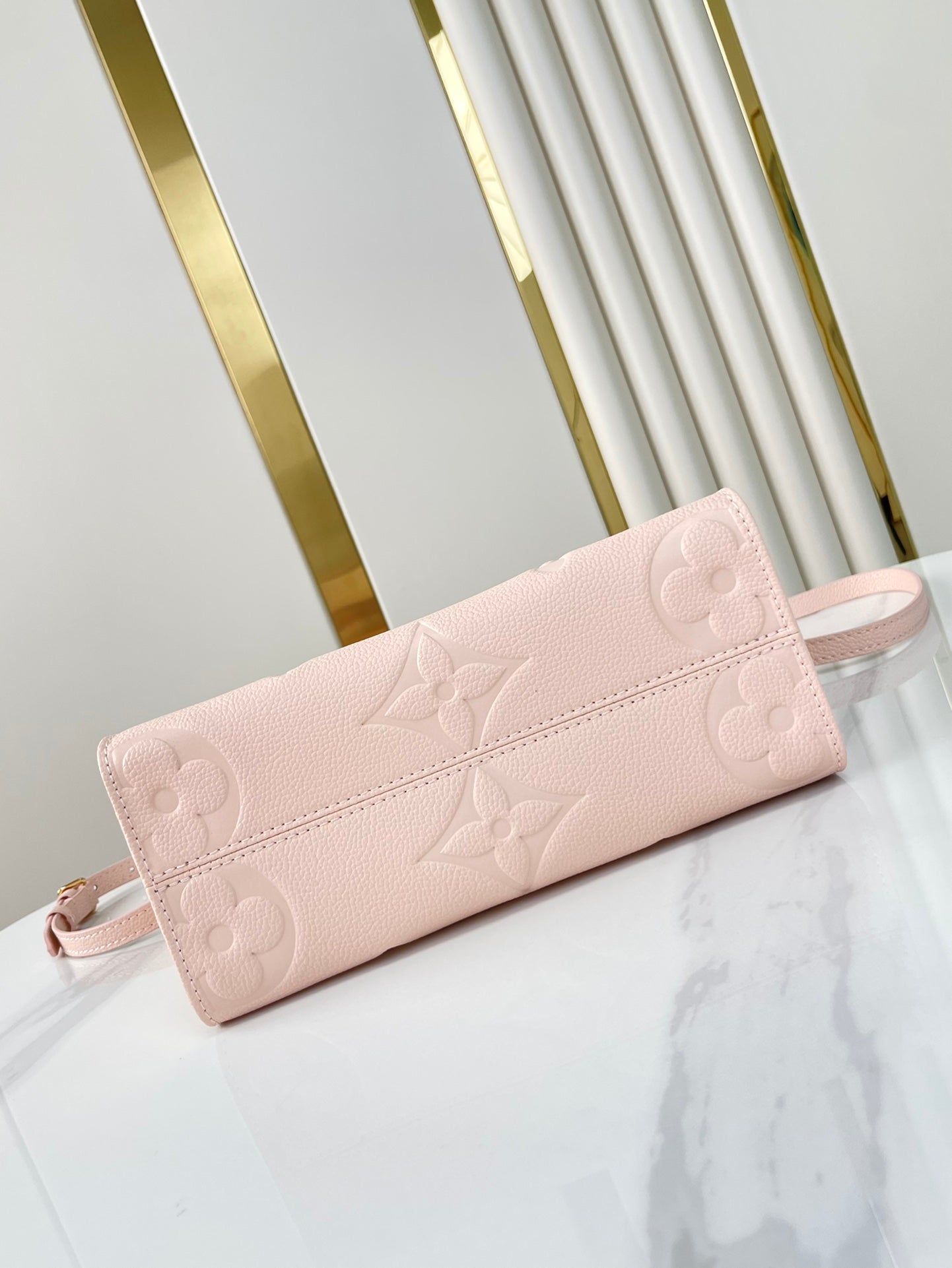 ONTHEGO PM 25 EN CUIR EMPREINTE MONOGRAMME ROSE OPALE