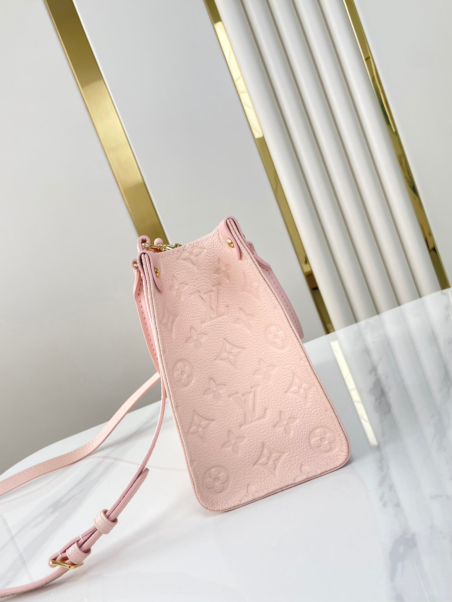 ONTHEGO PM 25 EN CUIR EMPREINTE MONOGRAMME ROSE OPALE