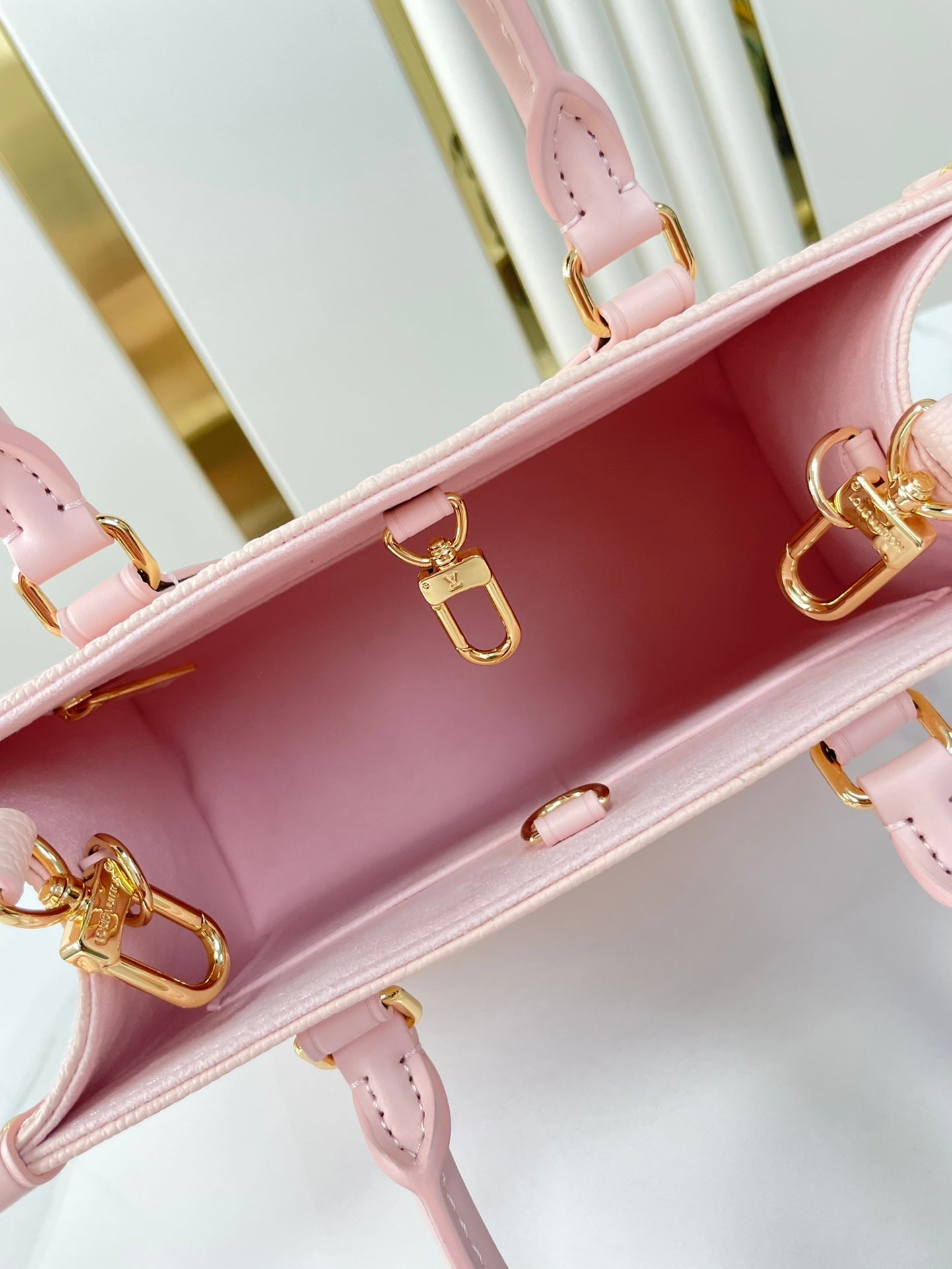 ONTHEGO PM 25 EN CUIR EMPREINTE MONOGRAMME ROSE OPALE