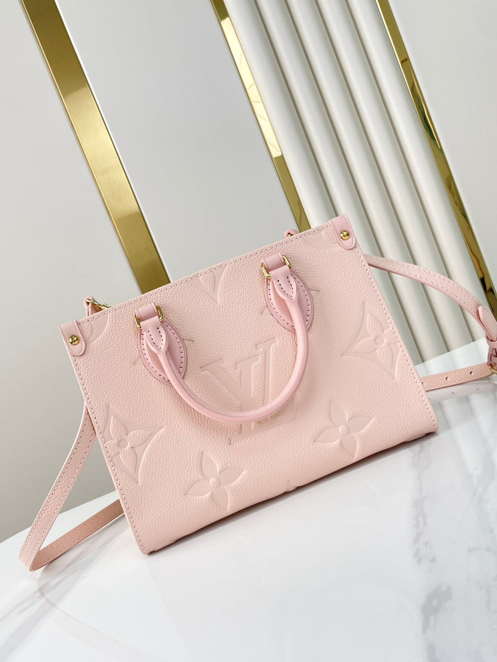 ONTHEGO PM 25 EN CUIR EMPREINTE MONOGRAMME ROSE OPALE