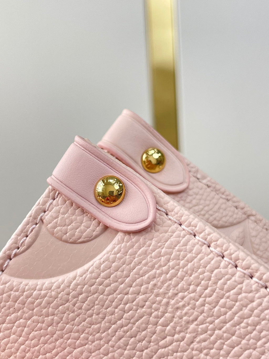 ONTHEGO PM 25 EN CUIR EMPREINTE MONOGRAMME ROSE OPALE