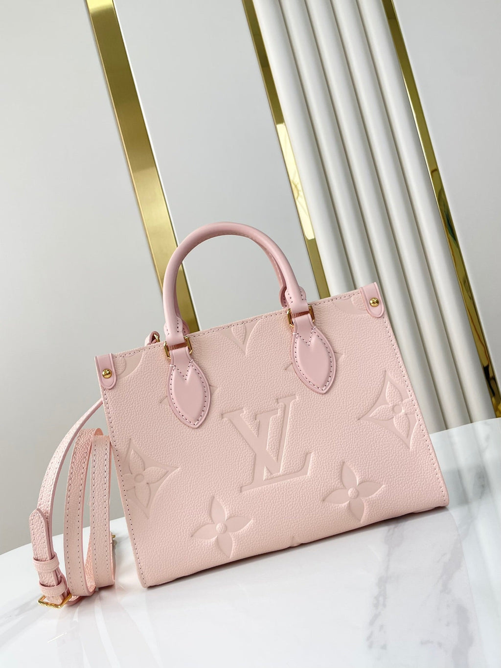ONTHEGO PM 25 EN CUIR EMPREINTE MONOGRAMME ROSE OPALE
