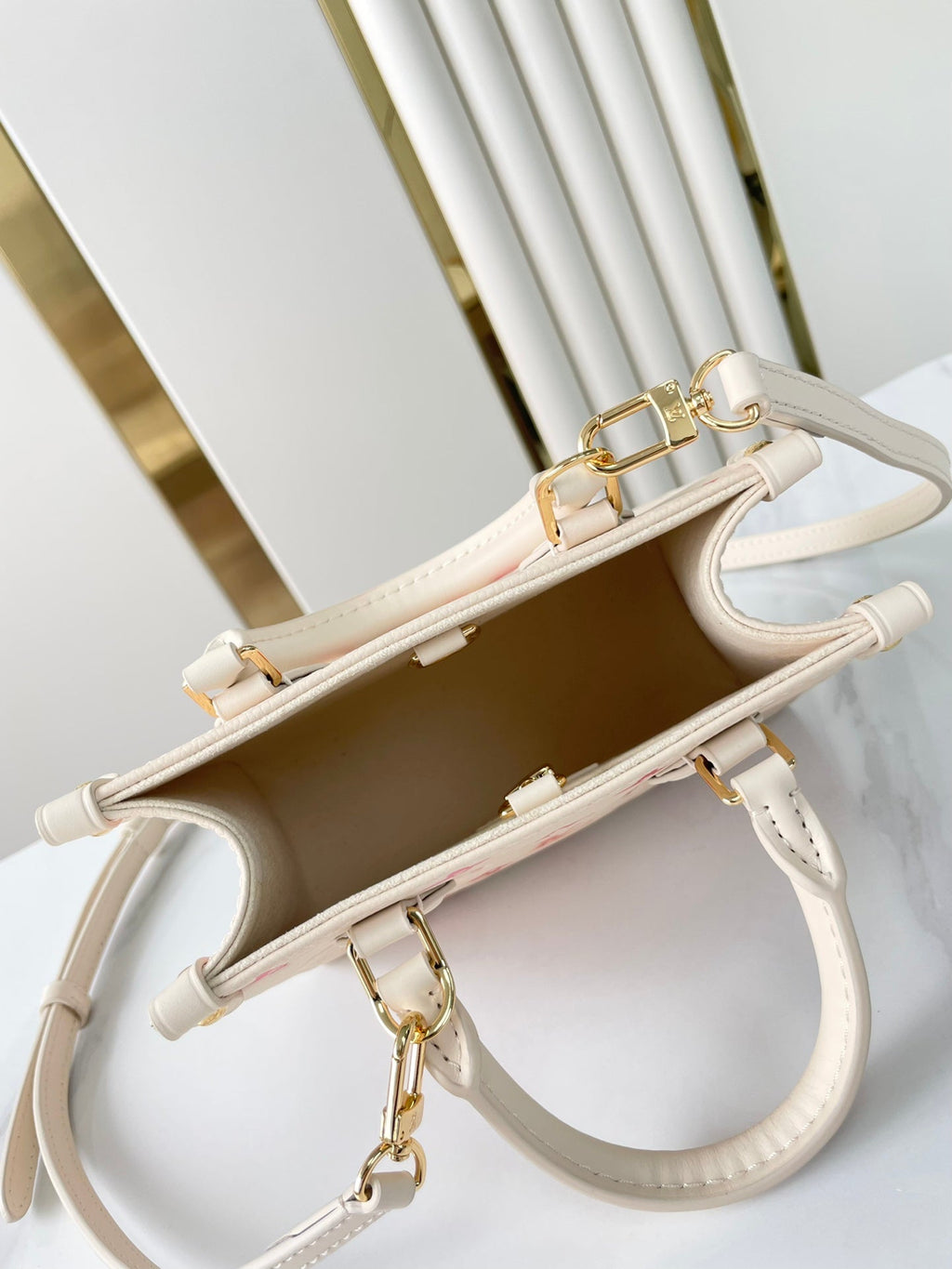 ONTHEGO BB 18 EN CUIR MONOGRAMME EMPREINTE SUNRISE AQUARELLE