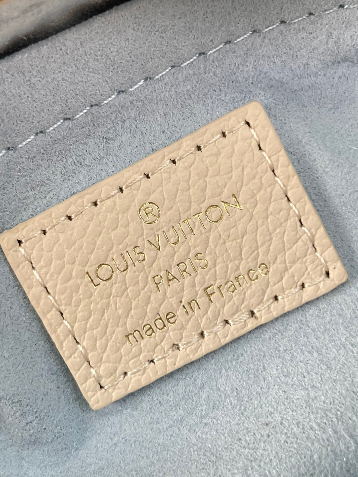 ONTHEGO 25 EN CUIR DE VEAU BLEU CRÈME AVEC FERMOIR DORÉ