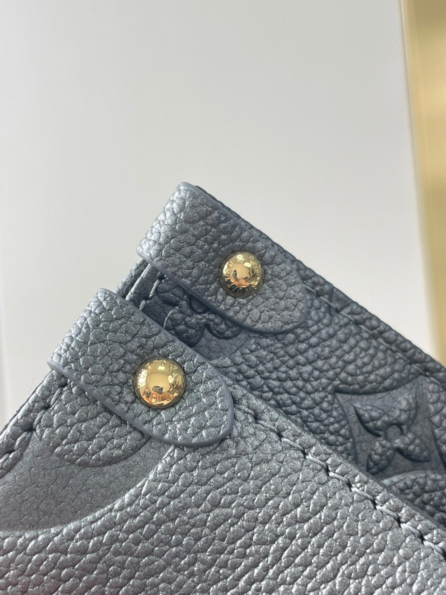 ONTHEGO PM 25 EN CUIR DE VEAU GAUFRÉ MÉTALLISÉ