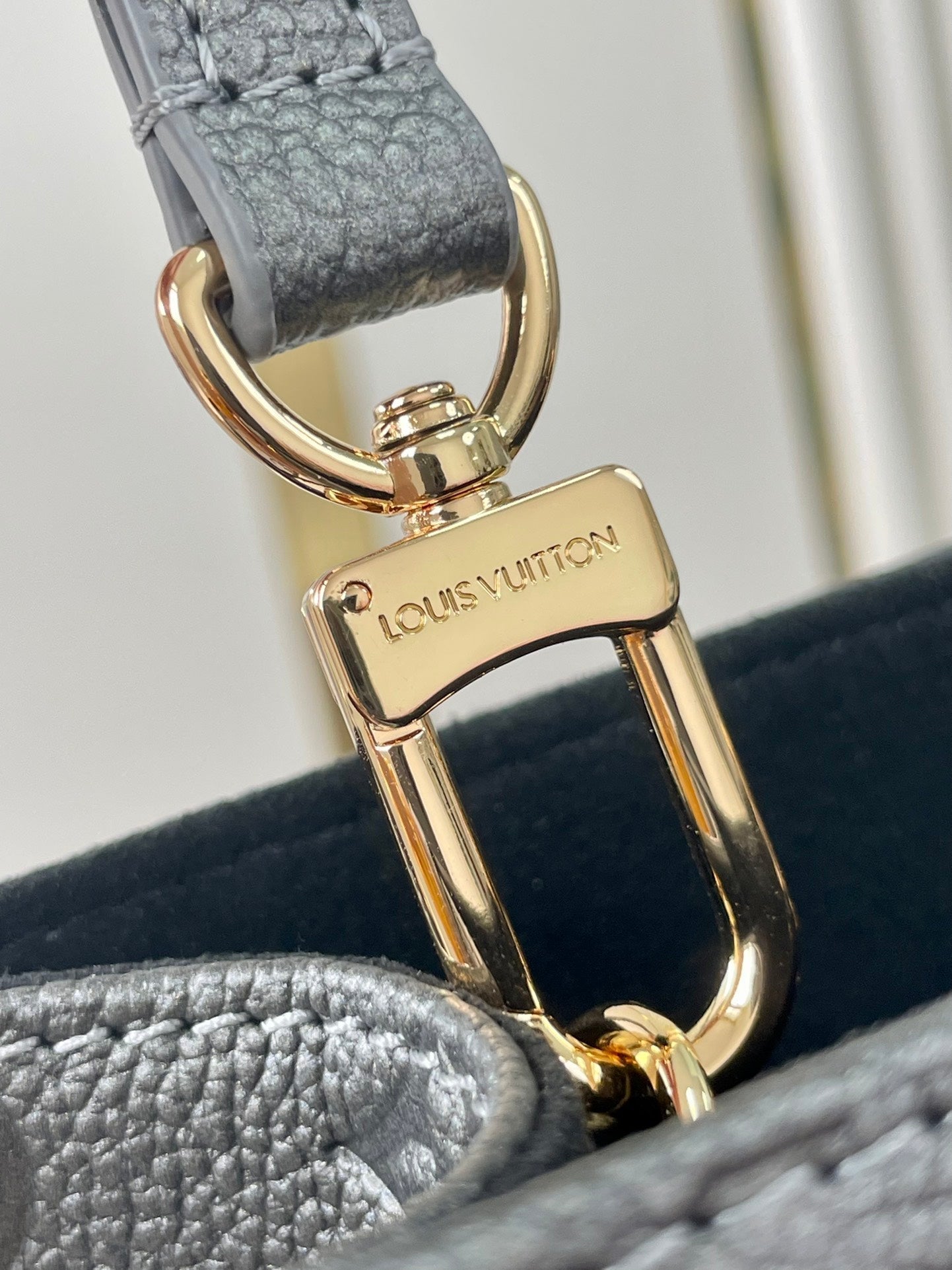 ONTHEGO PM 25 EN CUIR DE VEAU GAUFRÉ MÉTALLISÉ