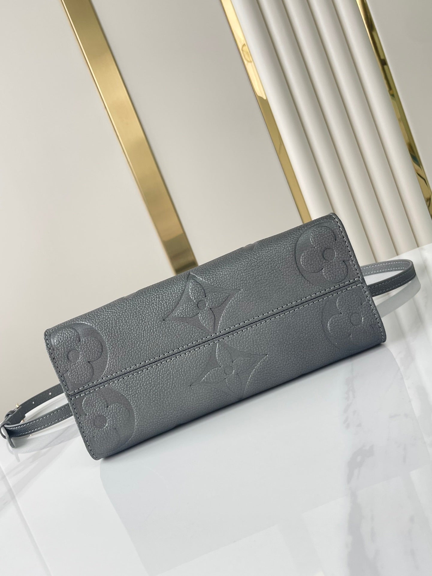 ONTHEGO PM 25 EN CUIR DE VEAU GAUFRÉ MÉTALLISÉ