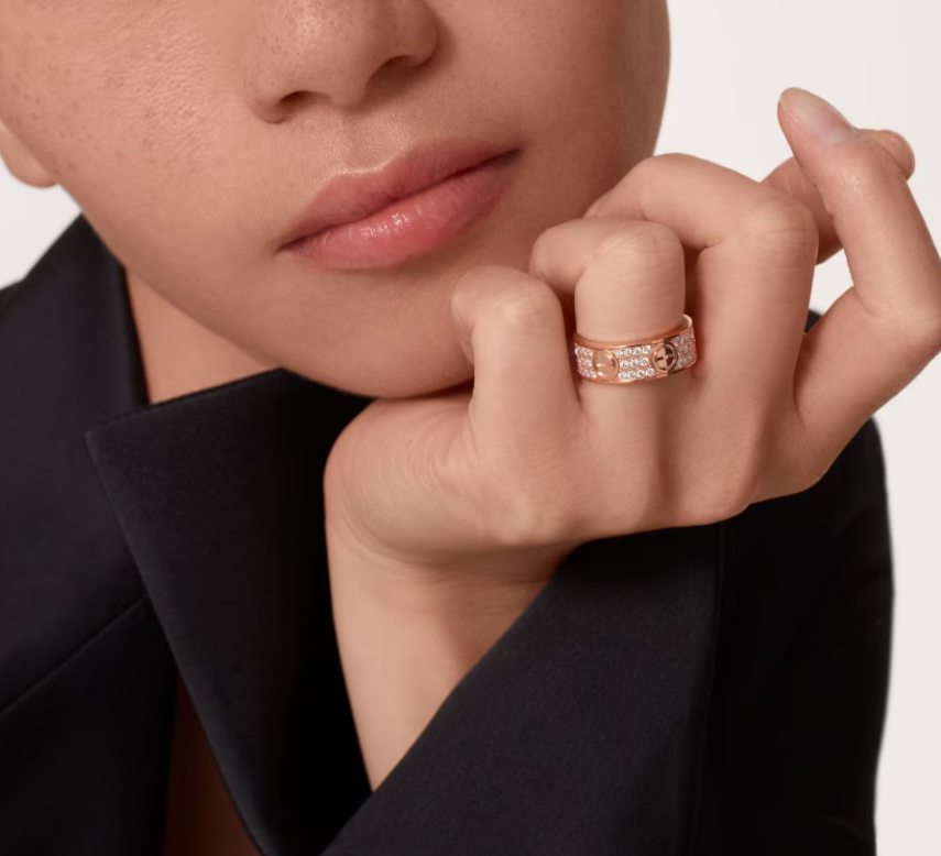 Bague [Shinejoy] LOVE RING, or rose, sertie de diamants, largeur 6,5 mm.