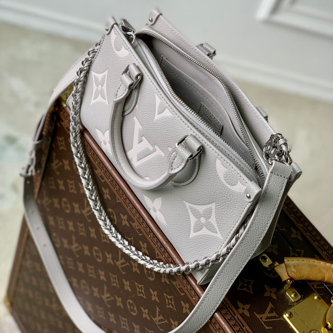 Sac ONTHEGO East West 25 en cuir Empreinte monogrammé bicolore