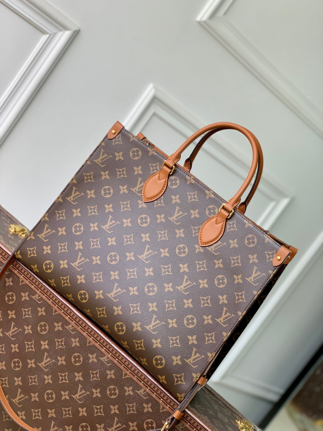 ORGANISATEUR ONTHEGO 37 EN TOILE ENDUITE MARRON ET CUIR DE VEAU