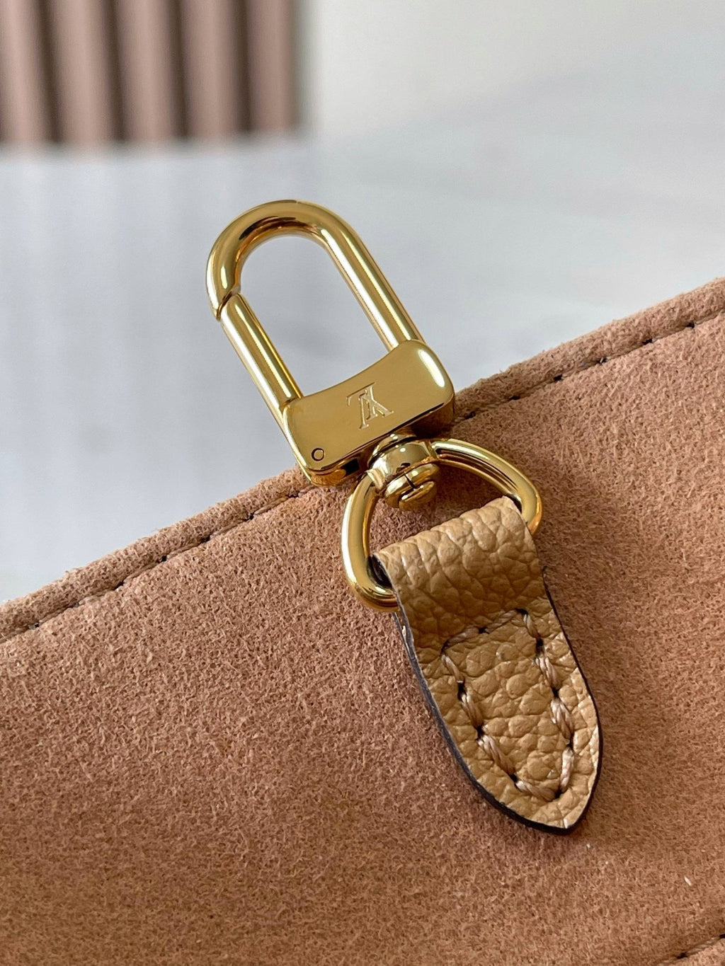 ONTHEGO PM 25 EN CUIR IMPRIMÉ MONOGRAMME MILK TEA