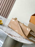 ONTHEGO PM 25 EN CUIR IMPRIMÉ MONOGRAMME MILK TEA