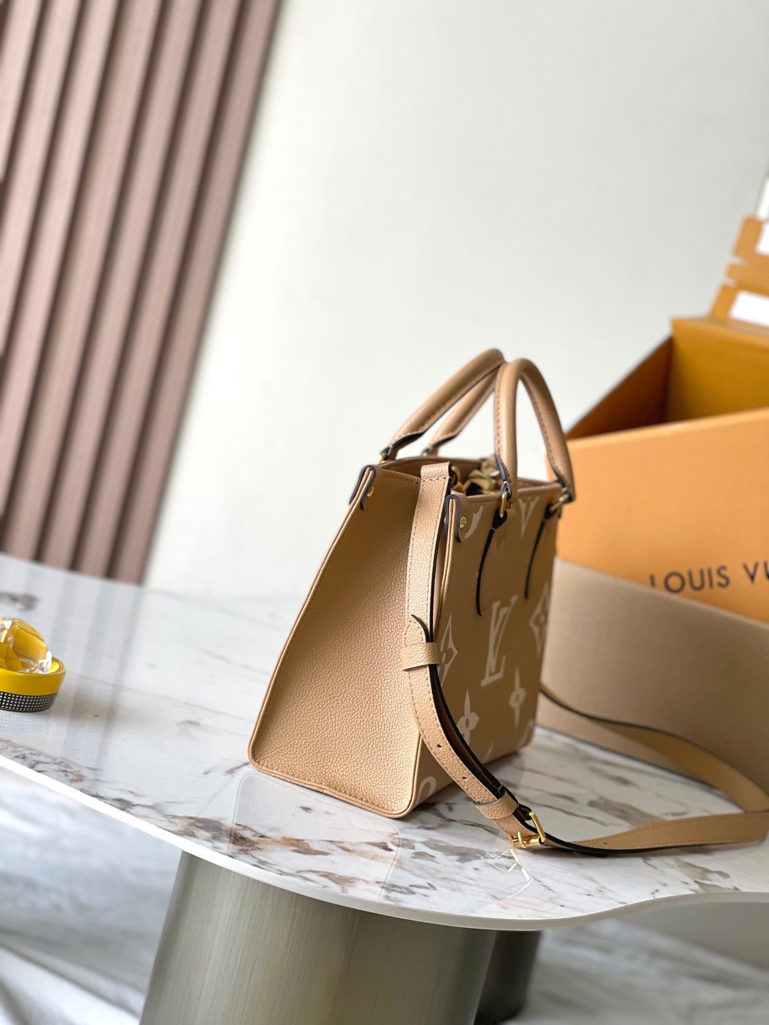 ONTHEGO PM 25 EN CUIR IMPRIMÉ MONOGRAMME MILK TEA