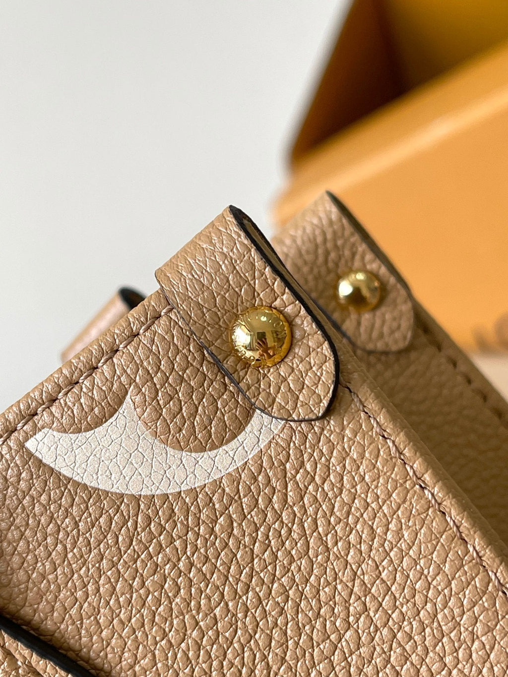 ONTHEGO PM 25 EN CUIR IMPRIMÉ MONOGRAMME MILK TEA