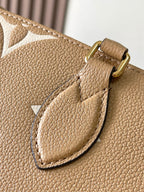 ONTHEGO PM 25 EN CUIR IMPRIMÉ MONOGRAMME MILK TEA