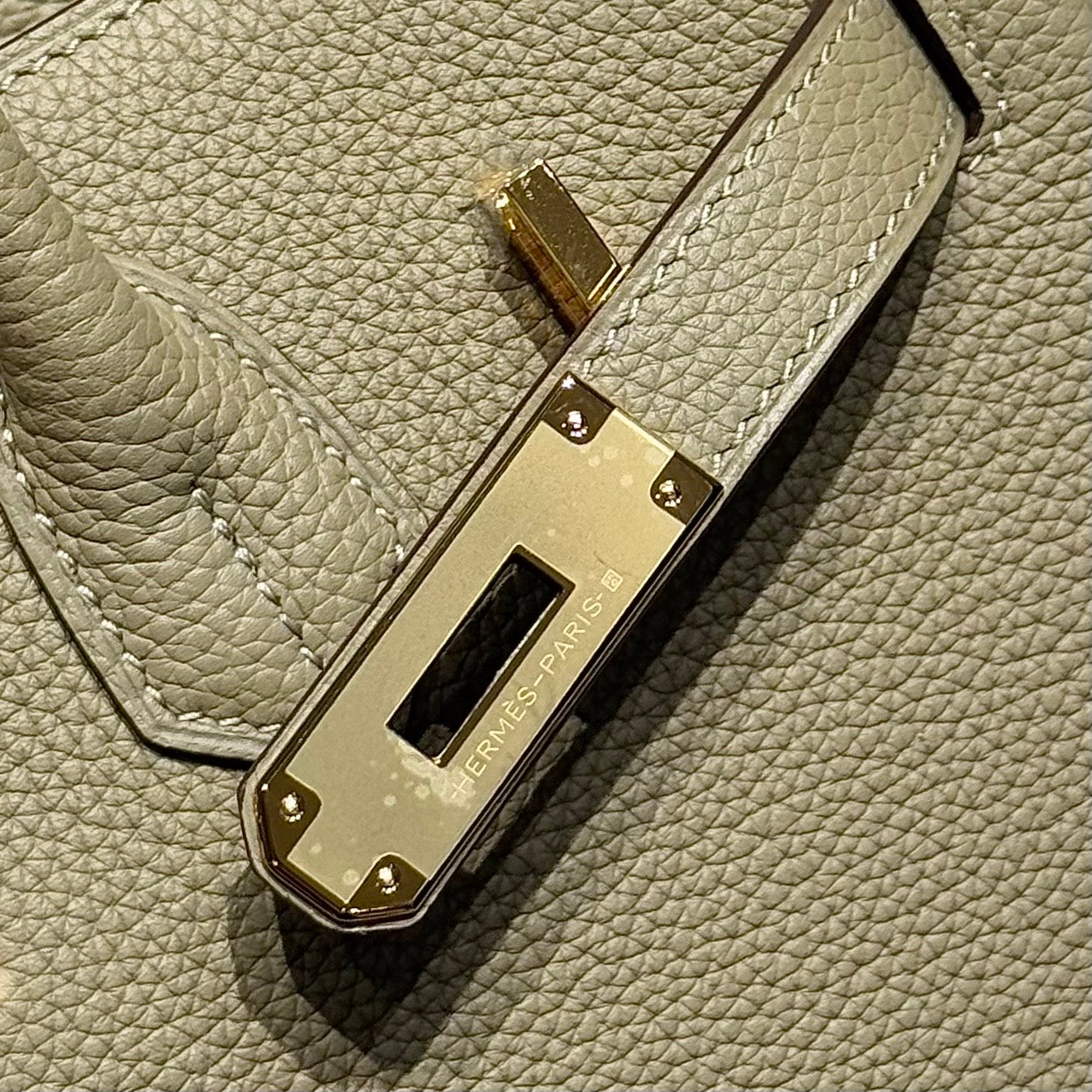 25S HERMES BIRKIN 30 EN CUIR DE VEAU GRIS CROMWELL AVEC FERMOIRS DORÉS