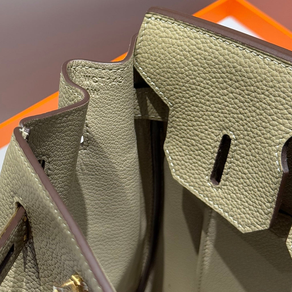 25S HERMES BIRKIN 30 EN CUIR DE VEAU GRIS CROMWELL AVEC FERMOIRS DORÉS