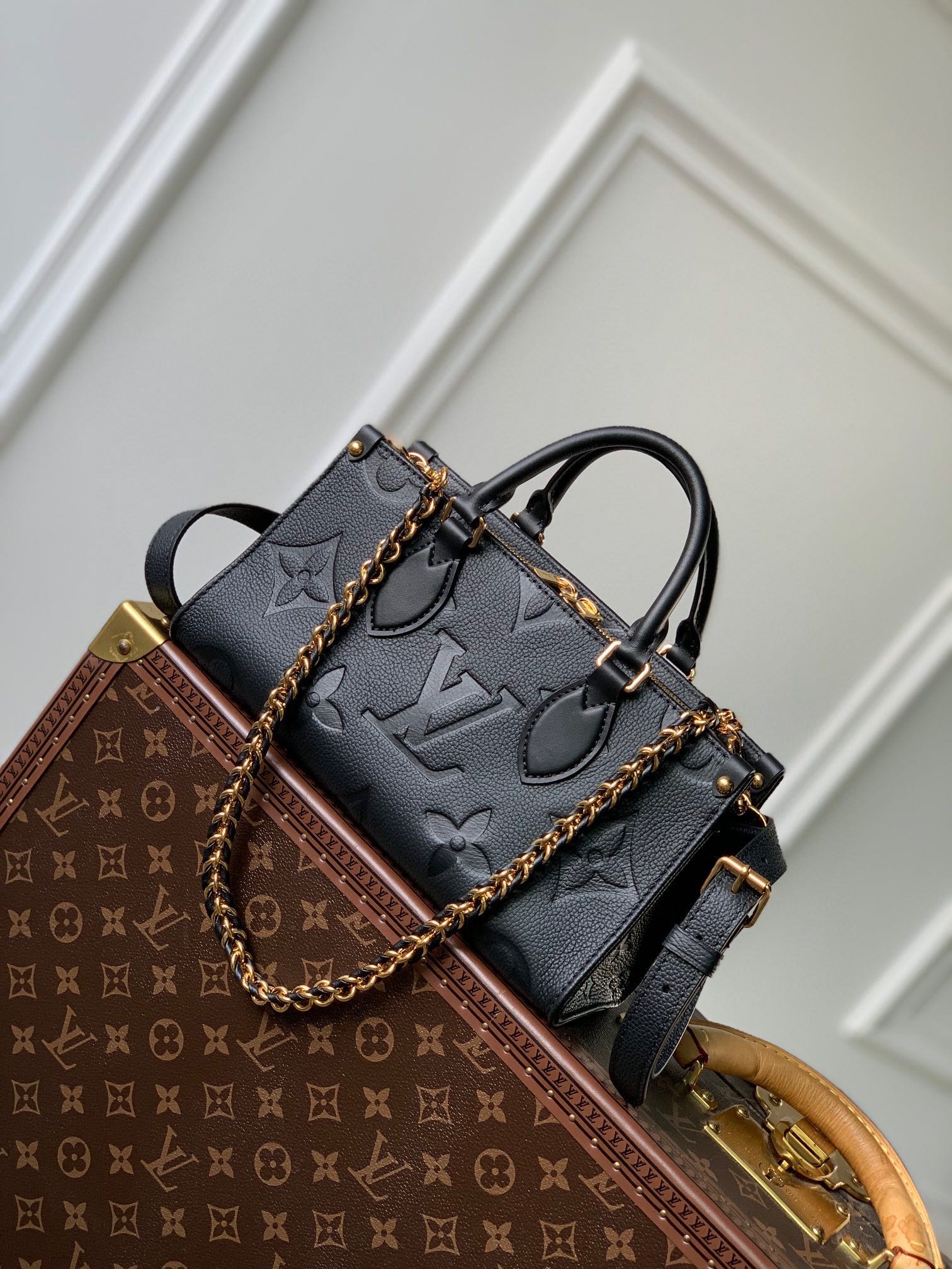 SAC ONTHEGO EST-OUEST 25 EN CUIR DE VACHE NOIR À MONOGRAMME ENVELOPPÉ