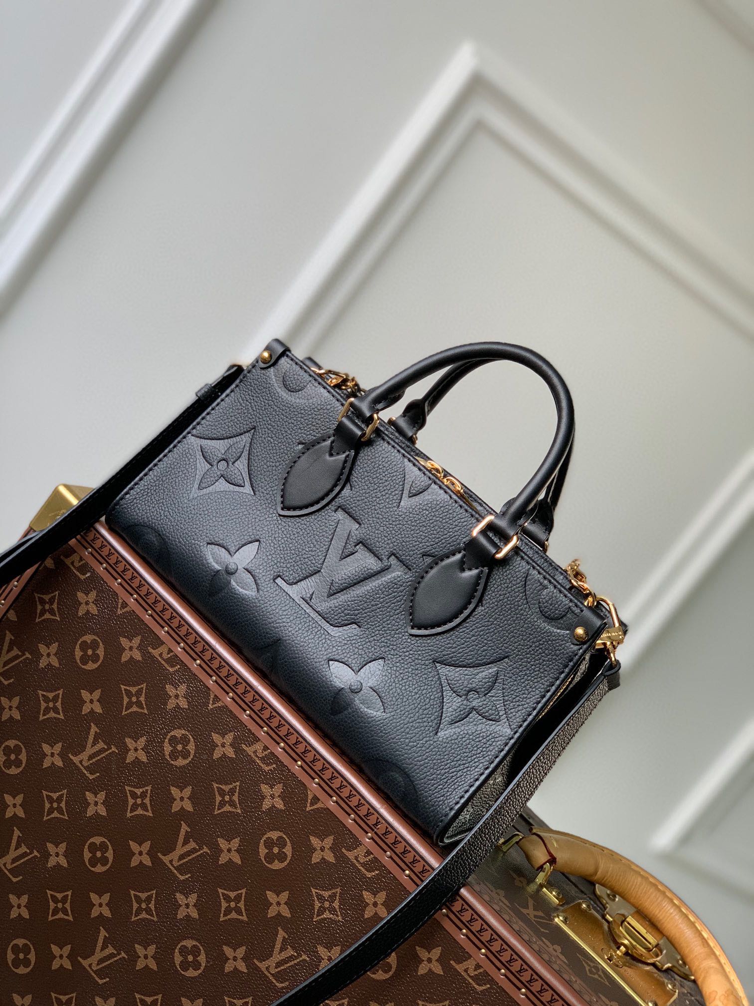 SAC ONTHEGO EST-OUEST 25 EN CUIR DE VACHE NOIR À MONOGRAMME ENVELOPPÉ