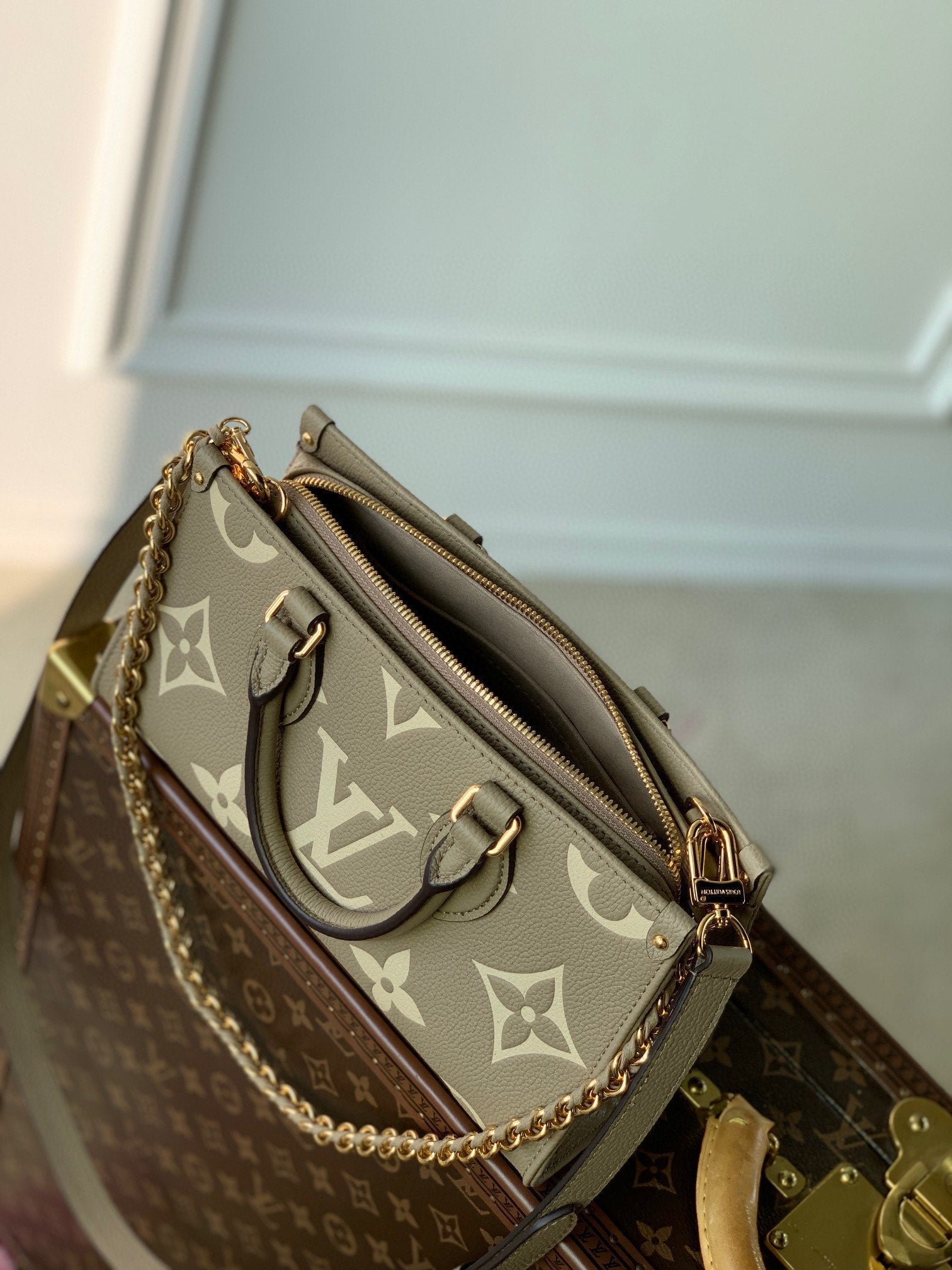 SAC ONTHEGO EST-OUEST 25 EN CUIR DE VACHE VERT À MONOGRAMME ENVELOPPÉ