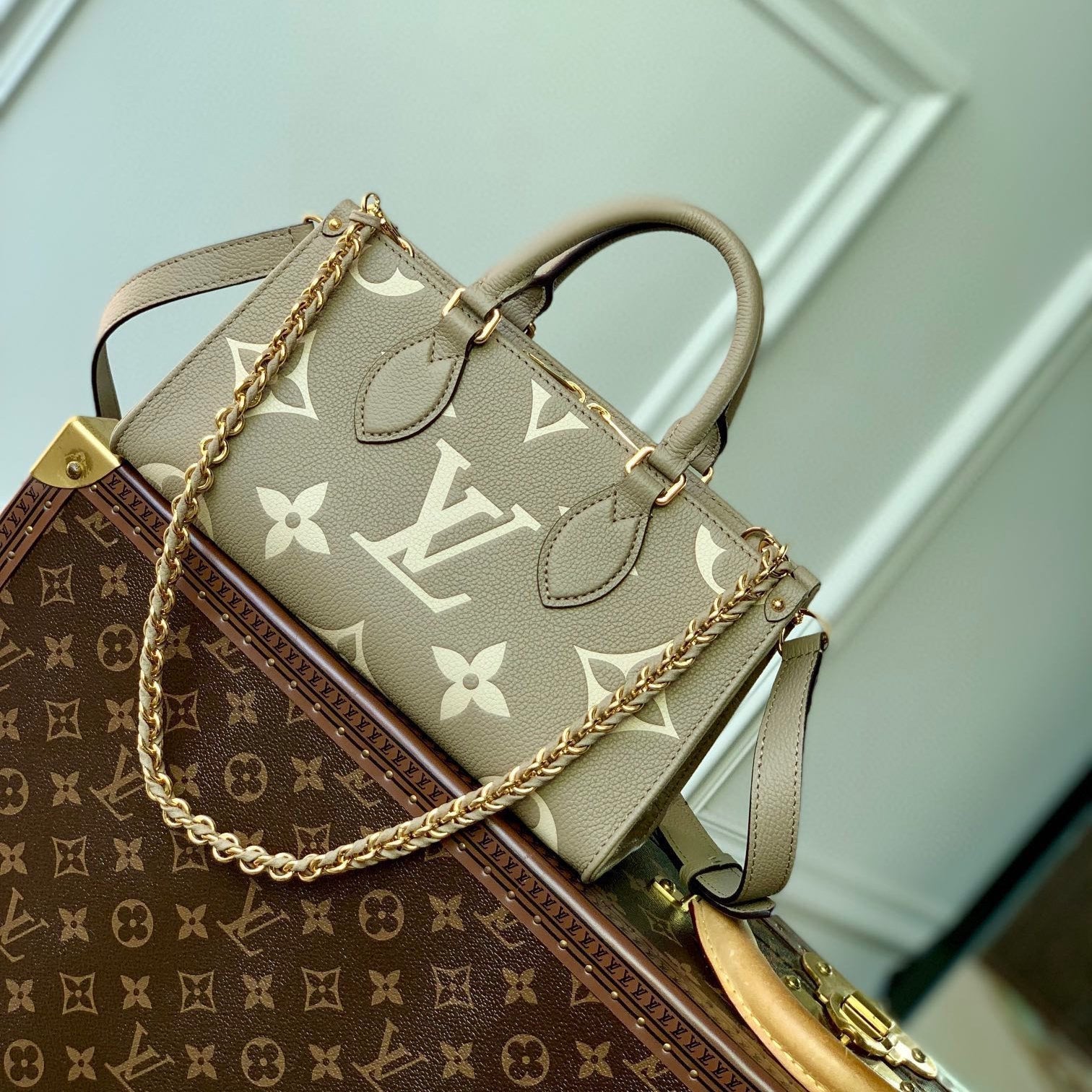 SAC ONTHEGO EST-OUEST 25 EN CUIR DE VACHE VERT À MONOGRAMME ENVELOPPÉ