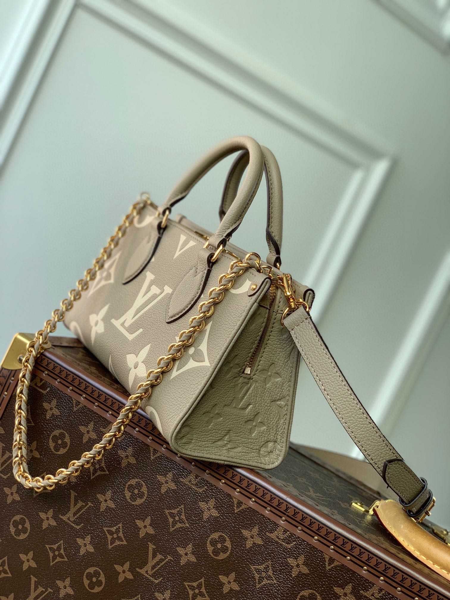 SAC ONTHEGO EST-OUEST 25 EN CUIR DE VACHE VERT À MONOGRAMME ENVELOPPÉ