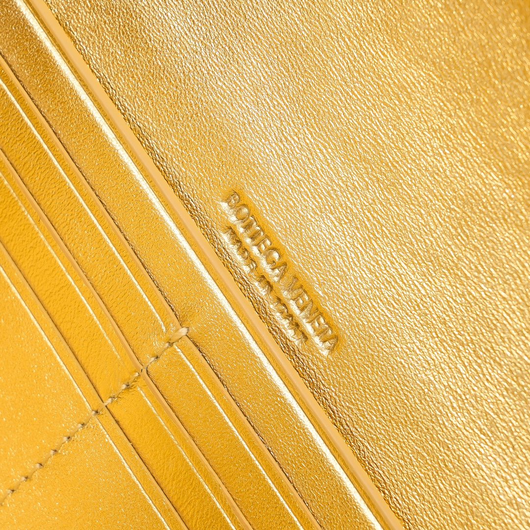 BV Pochette Longue Andiamo 31 Cuir Métallisé Doré Ghw 